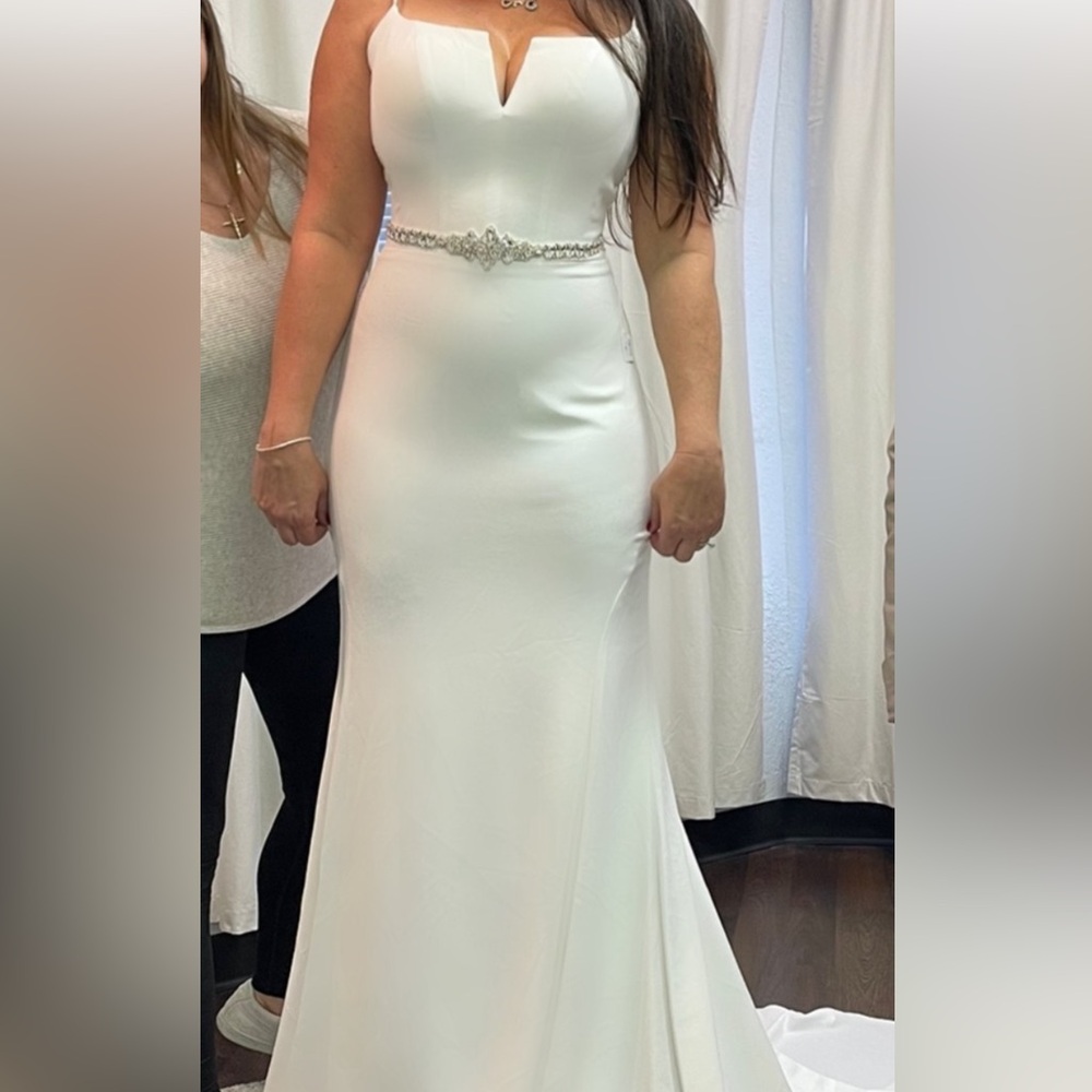 Private Label White V-Neck Sheath Wedding Dress with Beaded Belt